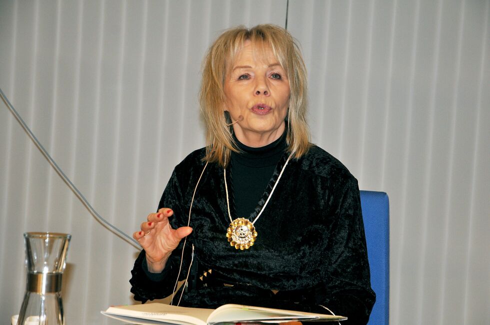 Billedkunstner og forfatter Synnøve Persen skal motta Kulturrådets ærespris i Oslo denne uken. Her leser hun sine egne poesi, under lanseringen av Susanne Hættas bok om Persen, kalt «Luondduadjágasat - Dreamscapes» under Finnmark internasjonale litteraturfestival i Alta i høst.
 Foto: Rita Heitmann