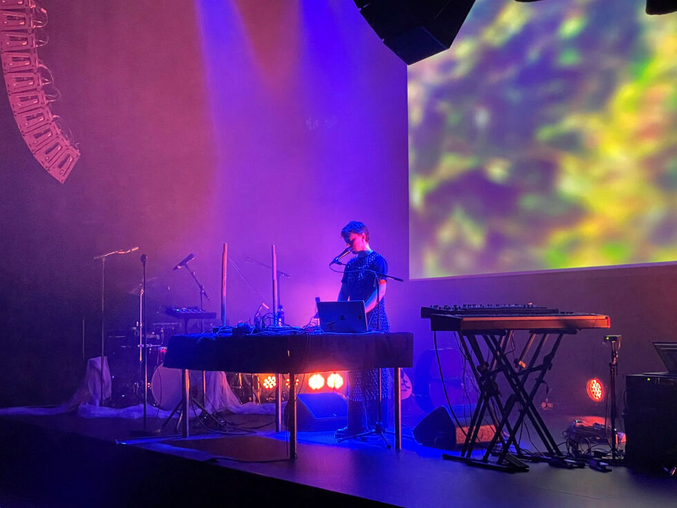 Publikum kunne forvente seg en kraftfull popkonsert. De fikk også oppleve et helt nytt samarbeid mellom Katarina, og kunstner og musiker Elina Waage Mikalsen. Konserten på Munch-museet ble en helt unik fremføring av to banebrytende og nyskapende artister.
Foto: Hannah Persen
