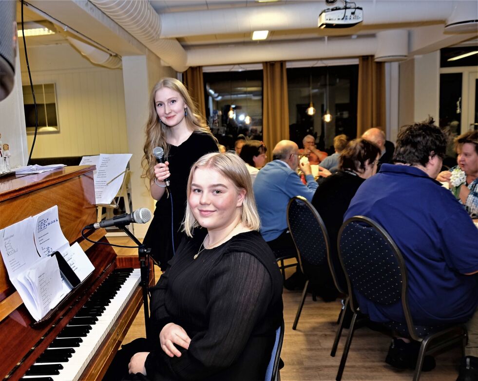 Oda Aleksandersen og Ronja Lindbach imponerte med sang og spill.
 Foto: Bjørn Hildonen