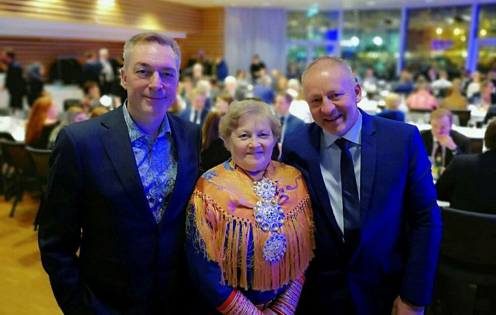 Ellen Inga Brita O. Hætta ble i helga utnevnt som æresmedlem i Høyre. Her er hun flankert av forsvarsminister Frank Bakke-Jensen fra Finnmark og nyutnevnt fiskeriminister Geir Inge Sivertsen fra Troms.
 Foto: Troms og Finnmark Høyre
