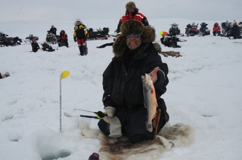 – Jeg lå lenge og så på fisken i pilkehullet, den var innom skjea åtte-ni ganger før den endelig hogg til. Det var ulidelig spennende, forteller Walter Brandsegg, som vant fiskekonkurransen på Li&#331;kunjávri i Tana med en røye på 728 gram. Som den eneste som har vunnet konkurransen to ganger, kunne han også ta med seg premiepotten som i årenes løp har øket til 49.000 kroner.
 Foto: Tom Hardy