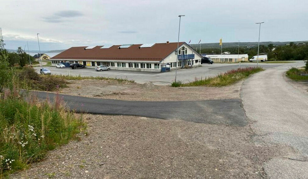 Det nye busstoppet vil bli etablert i dette området – mellom Ishavssenteret og oppvekstsenteret.
 Foto: Thor Trane