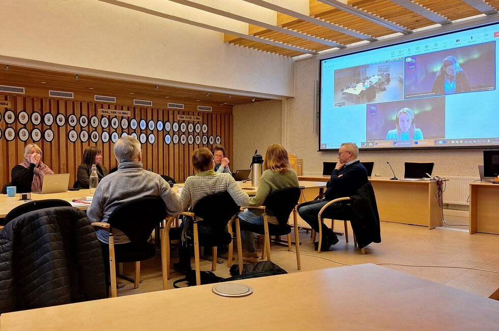 Både ordfører og kommunedirektør var til stede da kontrollutvalget diskuterte småbåthavnprosjektet i Austertana.
 Foto: Torbjørn Monsen