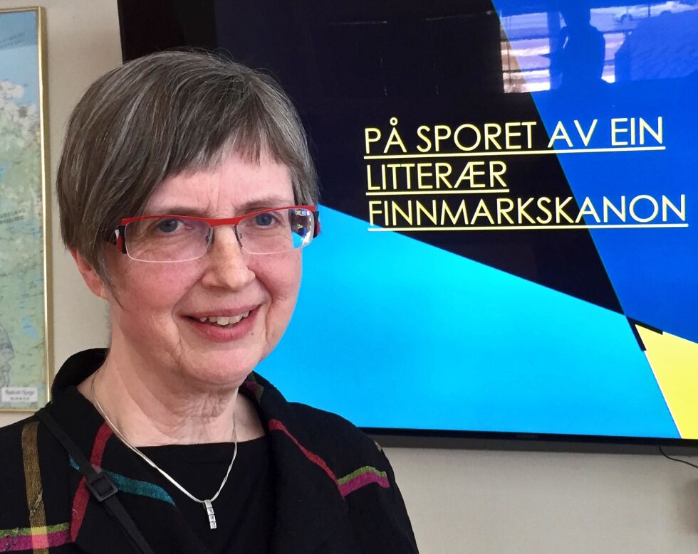 Rønnaug Ryssdal ved Finnmark fylkesbibliotek oppfordrer publikum til å komme med forslag til hva som er Finnmarks beste bøker.
 Foto: Finnmark fylkesbibliotek
