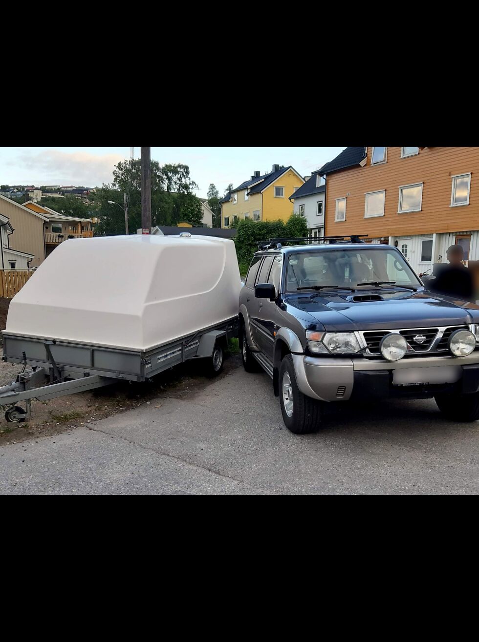 Denne bilen begynte plutselig å rulle i ei gate i Solheimslia i Kirkenes til den ble stoppet av tilhengeren til Roy Wara.
 Foto: Roy Wara