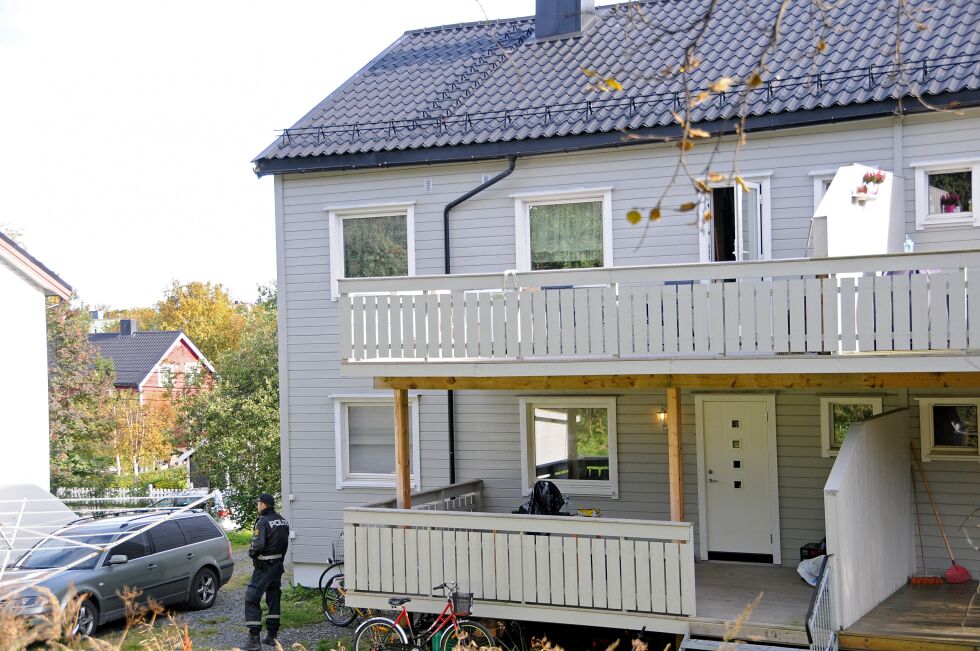 En mor og hennes sønn, som var elev i sjuende klasse, ble mandag skutt og drept i denne leiligheten i andre etasje i Kirkenes.
 Foto: Hallgeir Henriksen