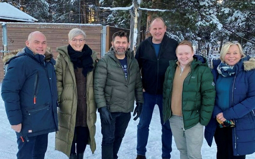 Sør-Varangers delegasjon til representantskapsmøte i Finnmark Ap er glad for å bli hørt. Fra venstre leder Bjørn Tharaldsen, Guro Brandshaug, Robert Nesje, Bjørn Johansen, Thomas Grønnli Pettersen og Astrid Hasselberg.
 Foto: Privat