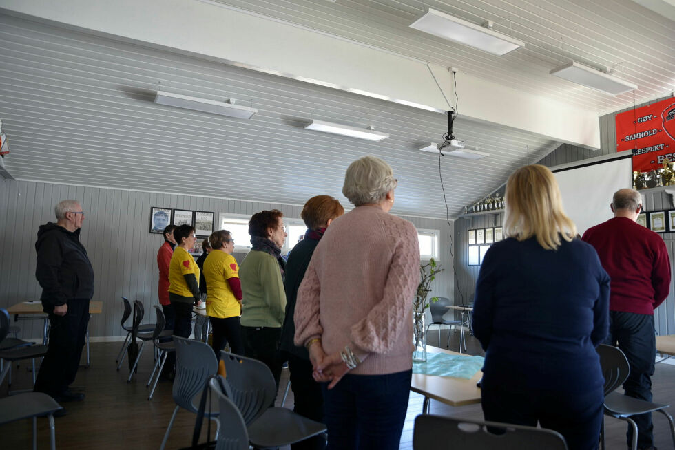 Her synges det nasjonalsang på klubbhuset til PIL.
 Foto: Oskar Melkeraaen Aas