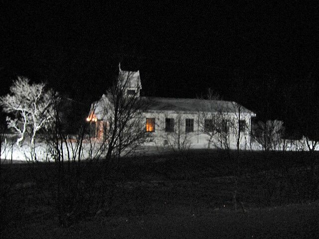 Slik ble mørketiden litt lysere ved kapellet på Kunes da utelysene kunne tennes lille julaften.
 Foto: Helge Masternes