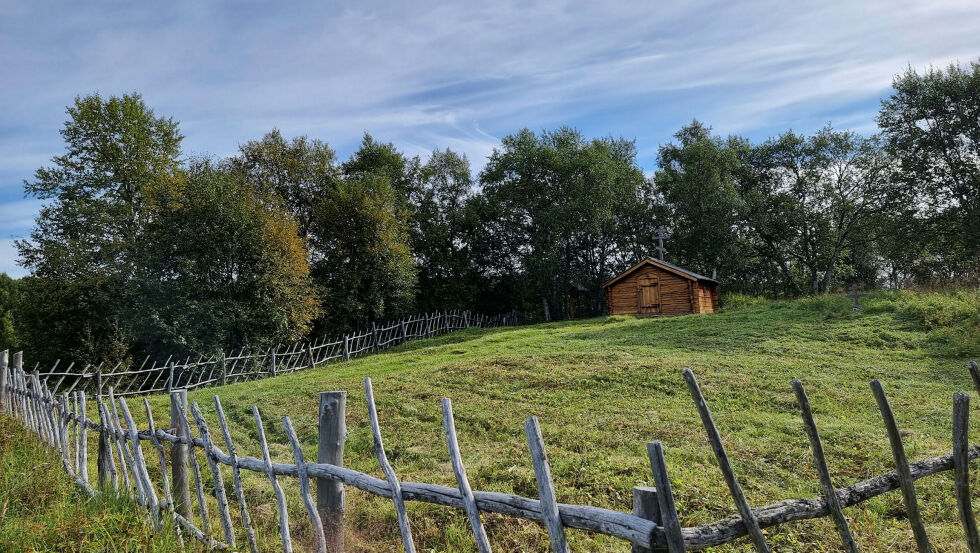 Også plassen foran Sankt Georgs kapell ble forskjønna etter at det ble slått innafor gjerdet.
 Foto: Inge Arvola