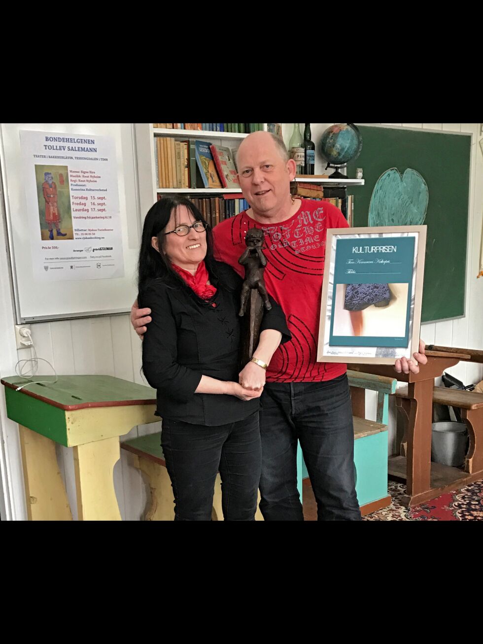 Signe Eira og mannen Knut Nyheim ble overrasket med Tinn kommunes kulturpris.
 Foto: Privat