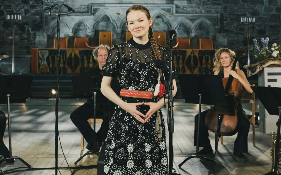 Den sør­sa­mis­ke kul­tur­am­bas­sa­dø­ren Mar­ja Mor­tens­son i den ær­ver­di­ge mid­del­al­der­byg­nin­gen Haa­kons­hal­len i Bergen.
 Foto: Thor Brødreskift