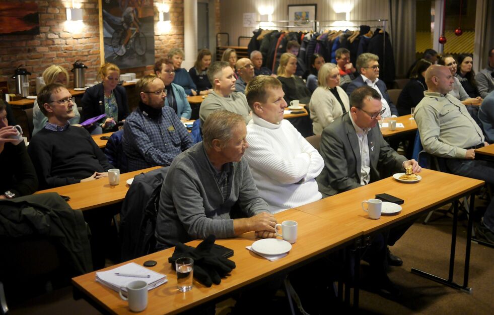 Det var helt fullt på Corner da NHO Arktis inviterte Nordkapp-politikere til dialogmøte med næringslivet mandag.
 Foto: Geir Johansen