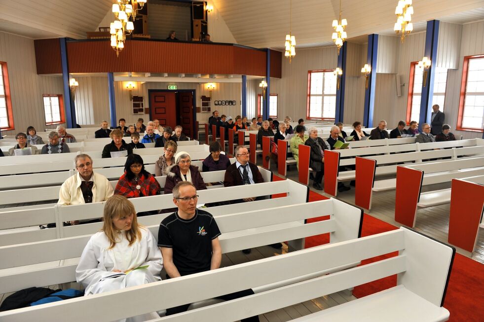 I dag er det igjen klart for kvænsk/norsk gudstjeneste i Børselv kirke. Bildet er fra en tidligere slik gudstjeneste.
 Foto: Oddgeir Johansen (arkiv)