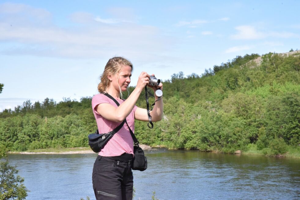 Bellika ønsker å vise gjestene bilder av fiskeområdene og jobber derfor med en brosjyre med de mest vanlige spørsmålene hun opplever å få av gjestene.
 Foto: Kristin Antonie Humstad