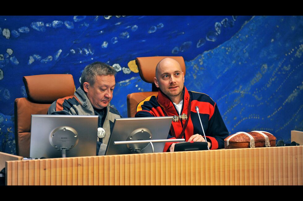 Tor Gunnar Nystad (NSR) har vært i møtelederskapet på Sametinget en god stund, mens Tom Sottinen (til venstre) leder sitt første plenum i rollen som plenumsleder.
 Foto: Erik Brenli