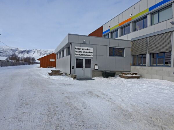 Benk i brann utenfor skolen