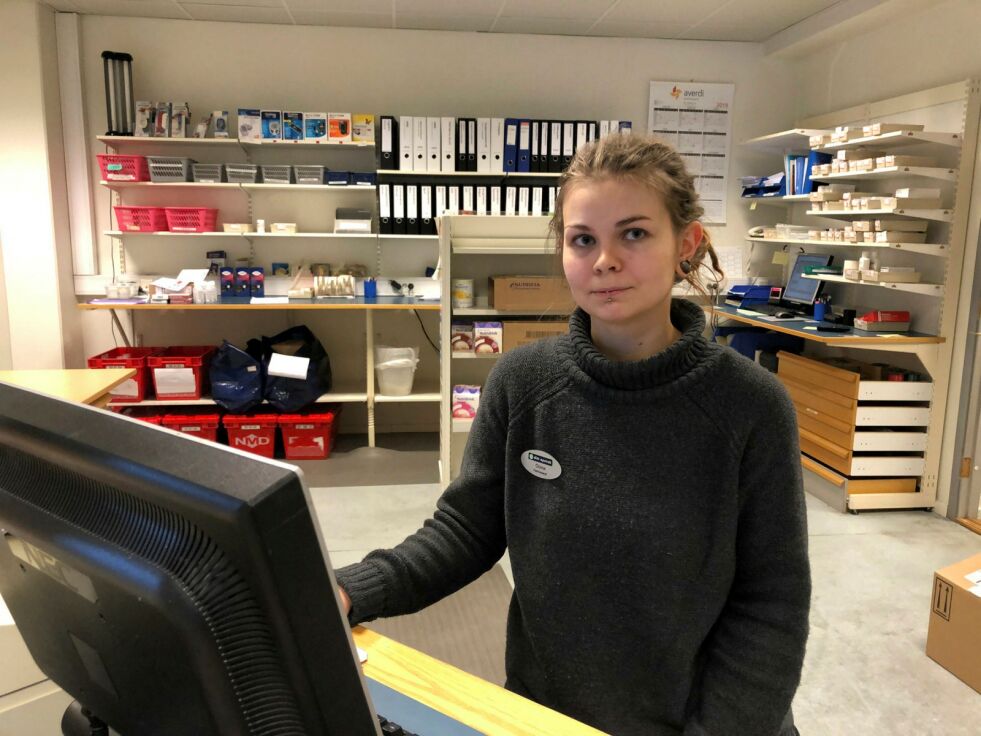 Farmasøyt Oona Ahokas ved Apotek Sápmi håper ny forsyning av håndrensemidler ankommer torsdag. Foto: Stein Torger Svala