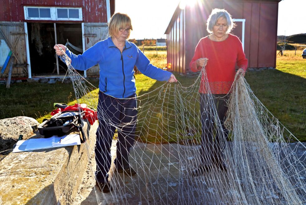 Onsdag inviterer Kokelv sjøsamiske museum til visning av fiskegarn, fiskeredskaper og nordlandsbåten i det gamle naustet til venstre på bildet. Kontaktperson er Elin Mathisen (til venstre), som i fjor sommer brukte finværsdagene til nøye registrering og ivaretakelse av fiskegarn sammen med museumskollega og kunstner Annelise Josefsen.
 Foto: Sonja E Andersen (arkiv)