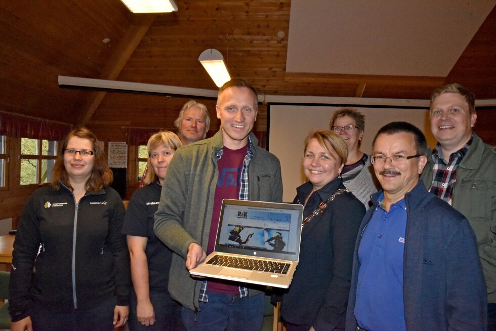 Karoline Salmila (nasjonalparkforvalter), Gry Ingebretsen (daglig leder for Stabbursnes naturhus og museum), Svein Ingebrigtsen (naturveileder), Nils-Roger Pettersen (bredbåndssjef Infranord), Aina Borch (ordfører i Porsanger), Bente Larssen (rådmann i Porsanger), Oddbjørn Samuelsen (elverkssjef Repvåg kraftlag), og Ronny Wilhelmsen (styreleder Stabbursdalen nasjonalparkstyre) kunne fredag feire at bredbåndet var kommet på plass.
 Foto: Bjørn Arne Johasen