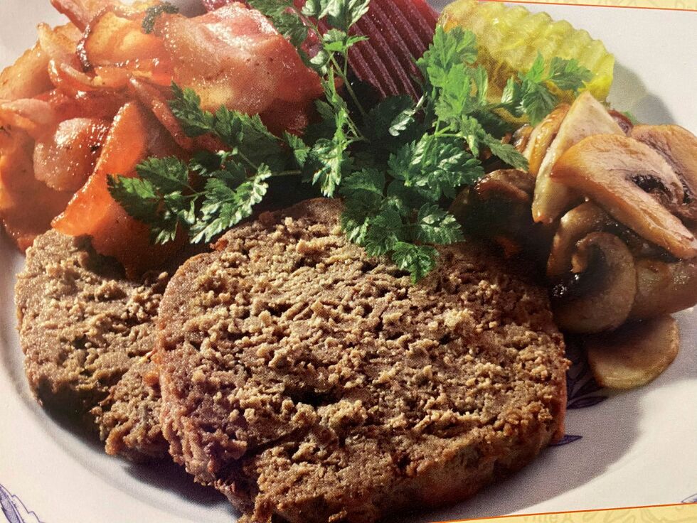 Grov dansk leverpostei er en kulinarisk berikelse, og det smaker godt med både bacon, sopp og litt «surt» til. Foto gjengitt med tillatelse fra Fakta norsk forlag.
 Foto: Norsk fakta forlag/ Nordiske n