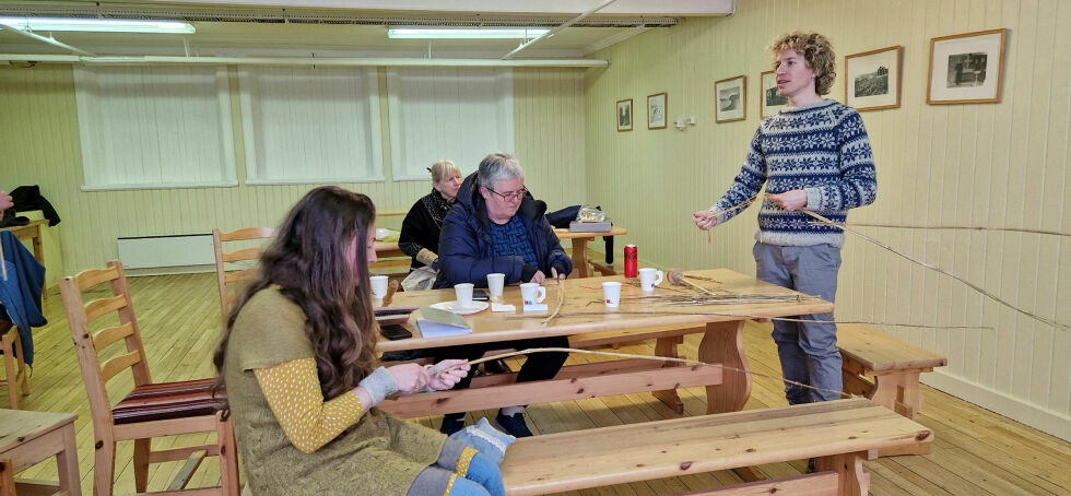 Kim Sølve bruker gjerne de lange stilkene plukket i Pasvik. Her jobbes det med å ta ut fibrene, fra venstre Victoria Gonzalez, Hildur Carsten og Kim Sølve. Bak sitter Bodil Dago.
 Foto: Hill Haga