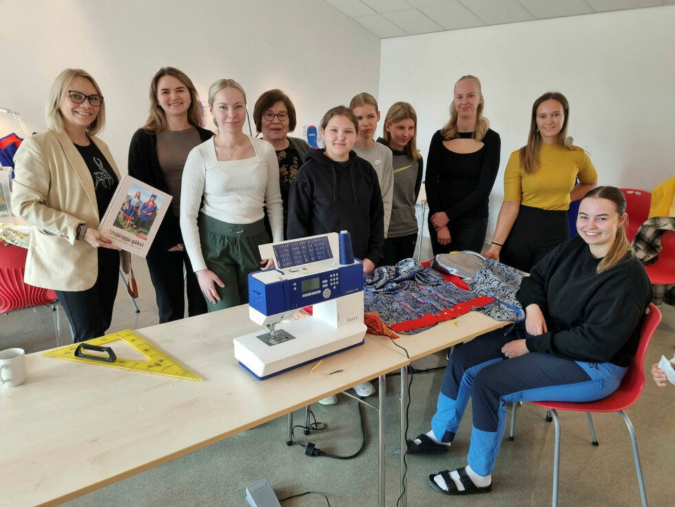Interessen for å sy kofte er stor for tiden. På kurset i Nesseby deltok (fra venstre) Anette Smuk Buljo fra Isak Saba senteret, Vilde Trane, Synne Mathisen Ratikainen, kurslærer Inga Roska, Emilie Olsen Kjerstad, Kaia Guttormsen, Ilja B. Johnsdatter Sand, Nora Hoigari, Máret Ingá Smuk, leder ved Isak Saba senteret, og hjelpelærer Eva Katrine Dikkanen Margit.
 Foto: Torbjørn Ittelin