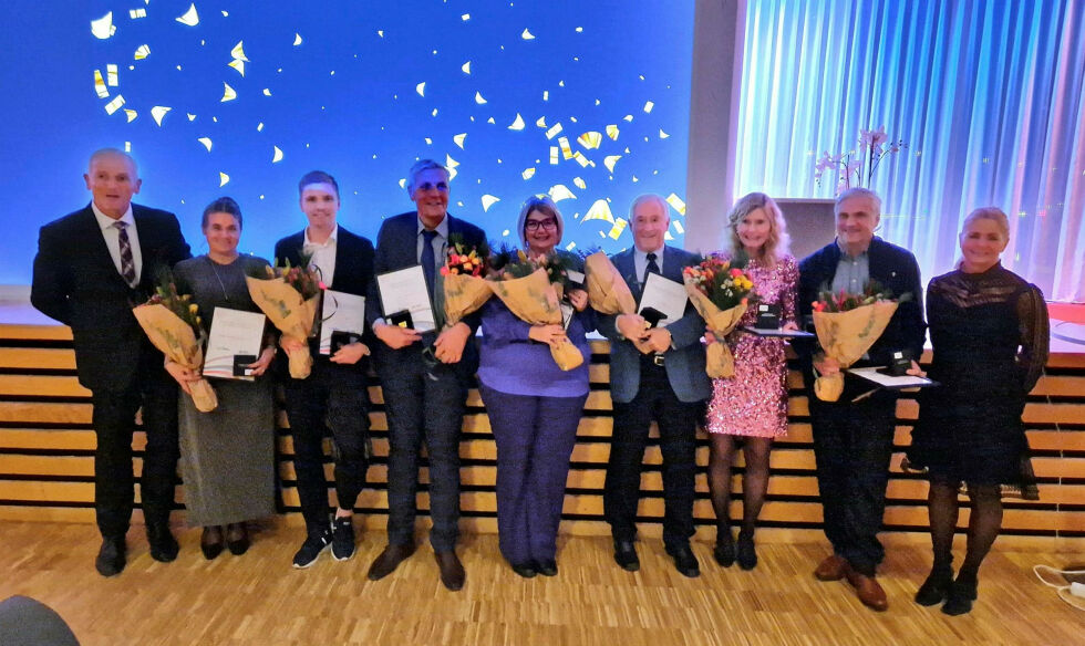 Her er avtroppende leder av Troms og Finnmark idrettskrets og nyvalgt leder av Finnmark idrettskrets, Geir Knutsen (til venstre) og leder av Troms idrettskrets, Inger-Lise Brones, sammen med prisvinnerne.
 Foto: Finnmark idrettskrets