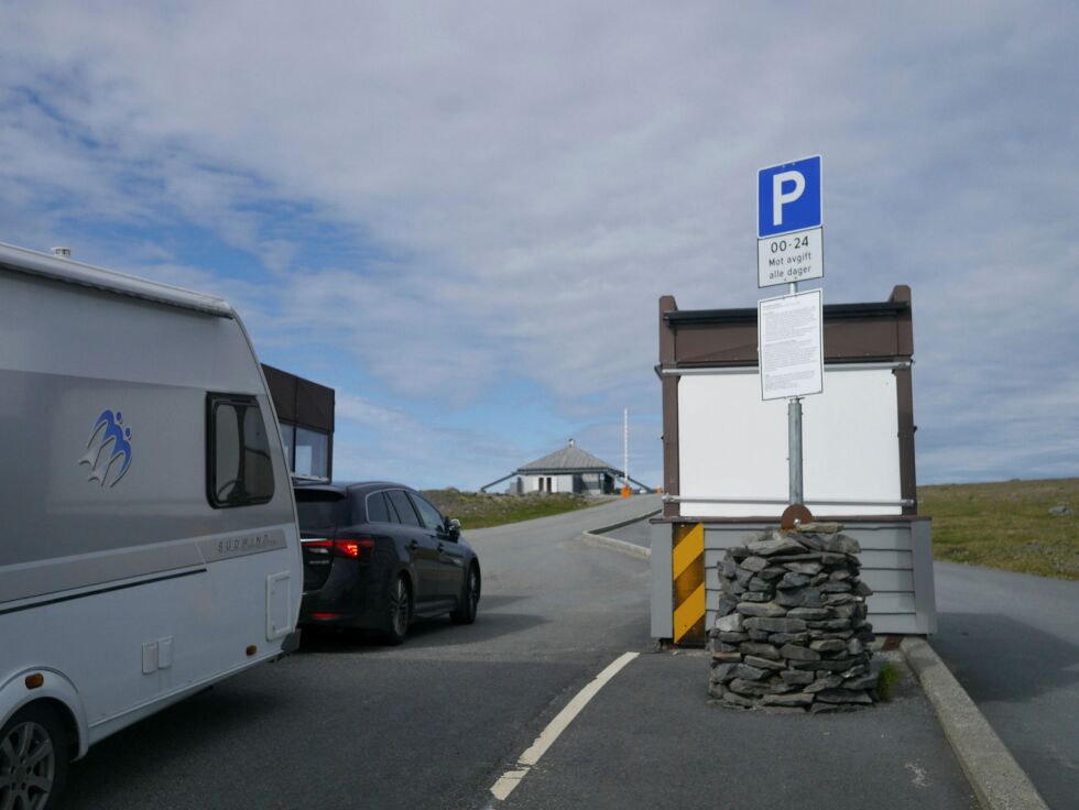 Avgiftsinnkreving både for parkering og for de som vil inn i Nordkapphallen skjer fortsatt fra den samme bomstasjonen som tidligere. Foto: Geir Johansen