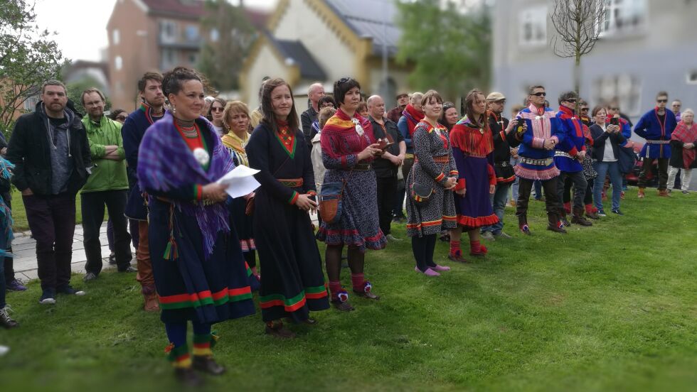 Både Aili Keskitalo, Ellinor Marita Jåma og Maja Kristine Jåma holdt sterke appeller mot vindkraftutbyggingen på Fosenhalvøya.
 Foto: Erik Brenli