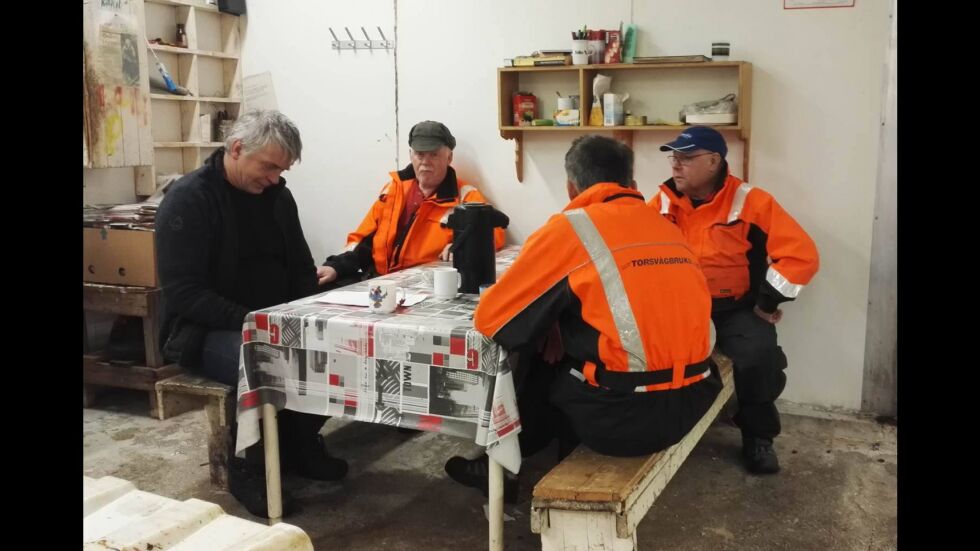 Magne Solheim sammen med fiskere i Torsvåg som signerer kravet om beskyttelse som urfolk.
 Foto: Hanne Nilsen