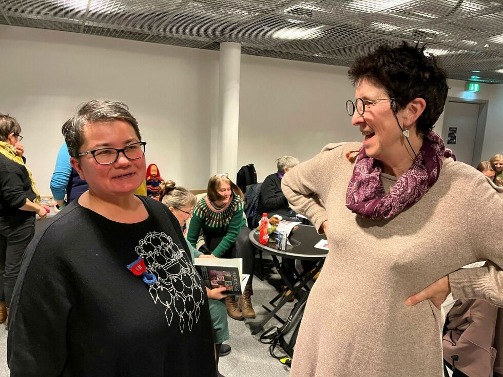 Marit Andersen Somby har gjenskapt vottemønster etter et gammelt fotografi, og Trine Storjord var en av dem som var til stede under strikkekafeen i Tromsø.
 Foto: Elin Wersland