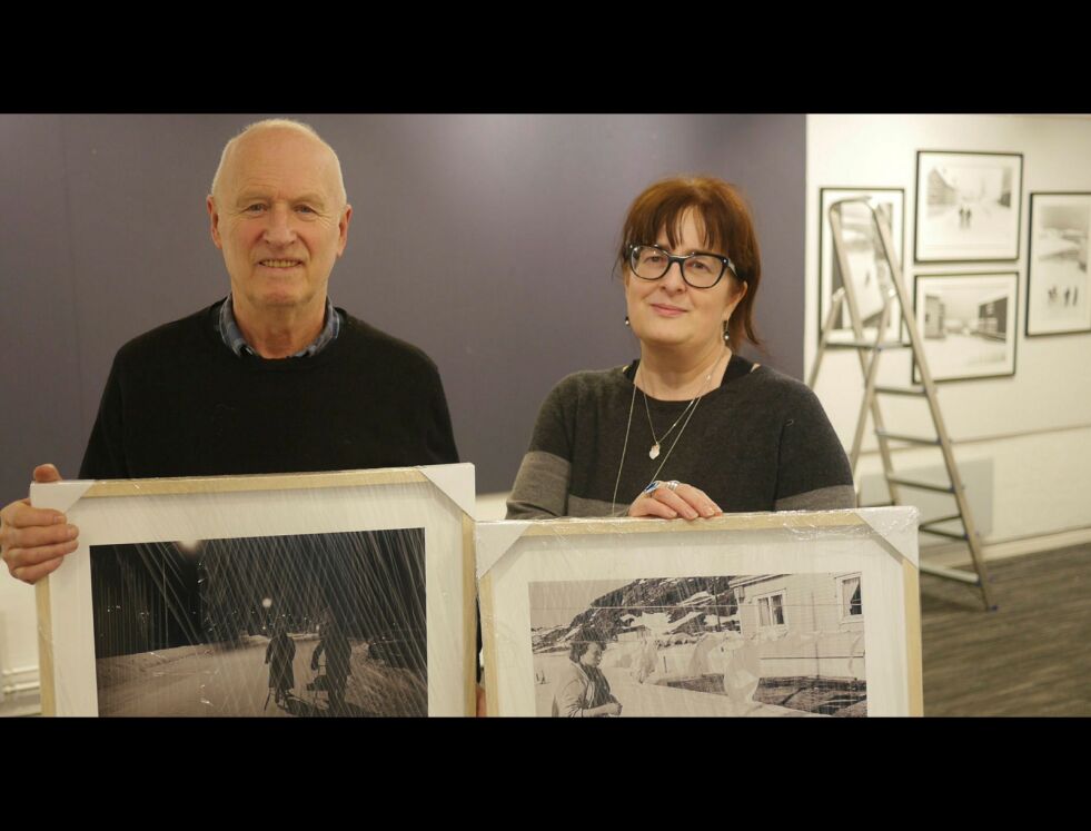 Fredag 14. februar åpner fotoutstillingen «Gabrielsen og Kivijärvi» på Nordkappmuseet. Leif Gabrielsen er glad for å vise frem bilder han tok på 1960- og 1970-tallet på hjemplassen. Tirsdag 11. februar var han i ferd med å klargjøre utstillingen sammen med Astrid Andreassen, som er kunstnerisk leder for stiftelsen Bjarne Holst Galleri Nordkapp.