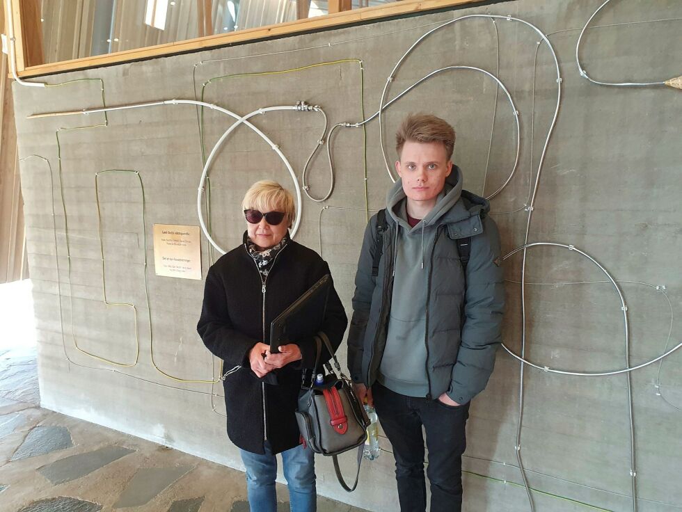 Saksøker Arnar Vuolab Jørgen sammen med sin mor Ann-Mary Vuolab i Indre og Østre Finnmark tingrett. Arnar vil stille Karasjok kommune til veggs for ikke å ha satt en stopper for mobbingen han ble utsatt for som barn. Foto: Tom Hardy