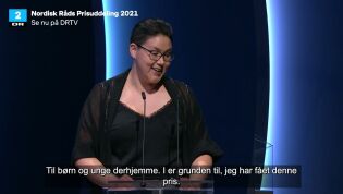 Niviaq Korneliussen tar imot litteraturprisen i København