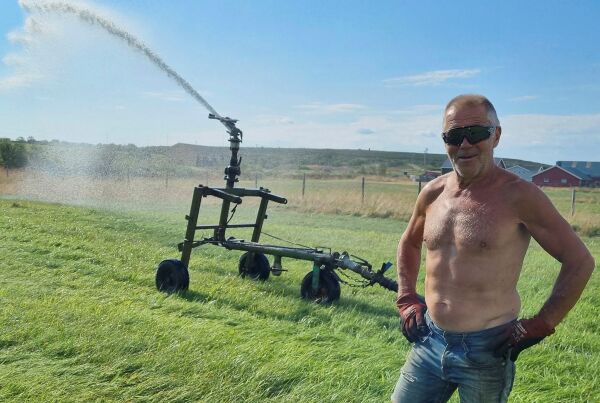 Må vanne for å berge jordene