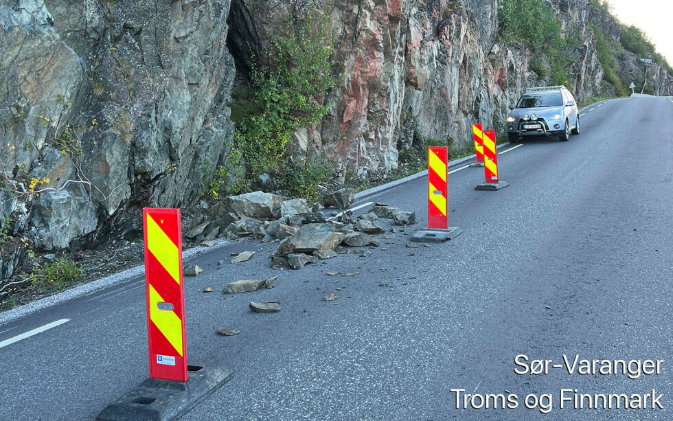 Deler av veien var stengt til geologer hadde vurdert sikkerheten og gitt klarsignal til Mestas mannskaper om å gå inn å fjerne steinene fra raset.
 Foto: Charlotte Jørgensen