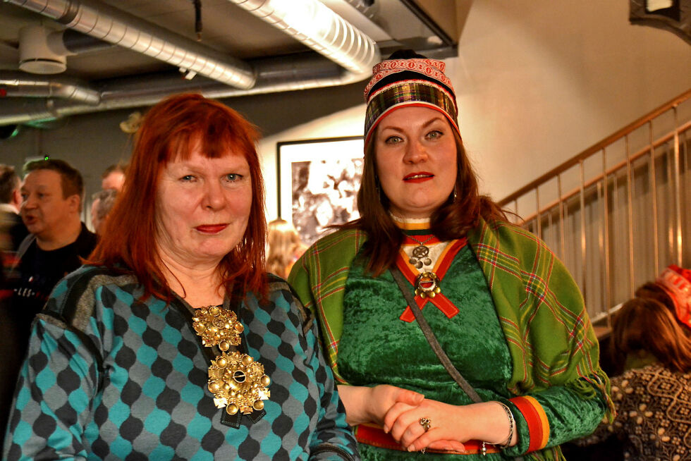 I teksten bruker Liisa-Rávná Finbog (til høyre) den gamle samiske historien om kråkens svartning for å diskutere den (u) hellige treenigheten som er kolonisering, kapitalisme og bærekraft, men fra et perspektiv født av en samisk måte å være, vite og gjøre.