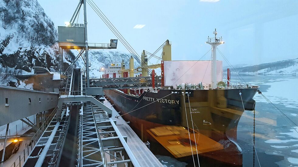 Planen var å komme i gang med produksjon av jernkonsentrat (slig) i sommer, men dette skjer tidligst neste år. Dermed vil det ennå drøye minst halvannet år før neste skipslast med slig går ut fra kaia i Langfjorden. Foto: Hallgeir Henriksen