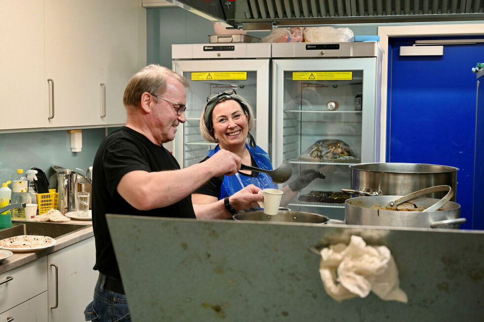 Toivo Lai­ti og Mette Juli­us­sen over gry­tene med rein­kjøtt i fle­re varia­sjo­ner.
 Foto: Yvette M Stornes