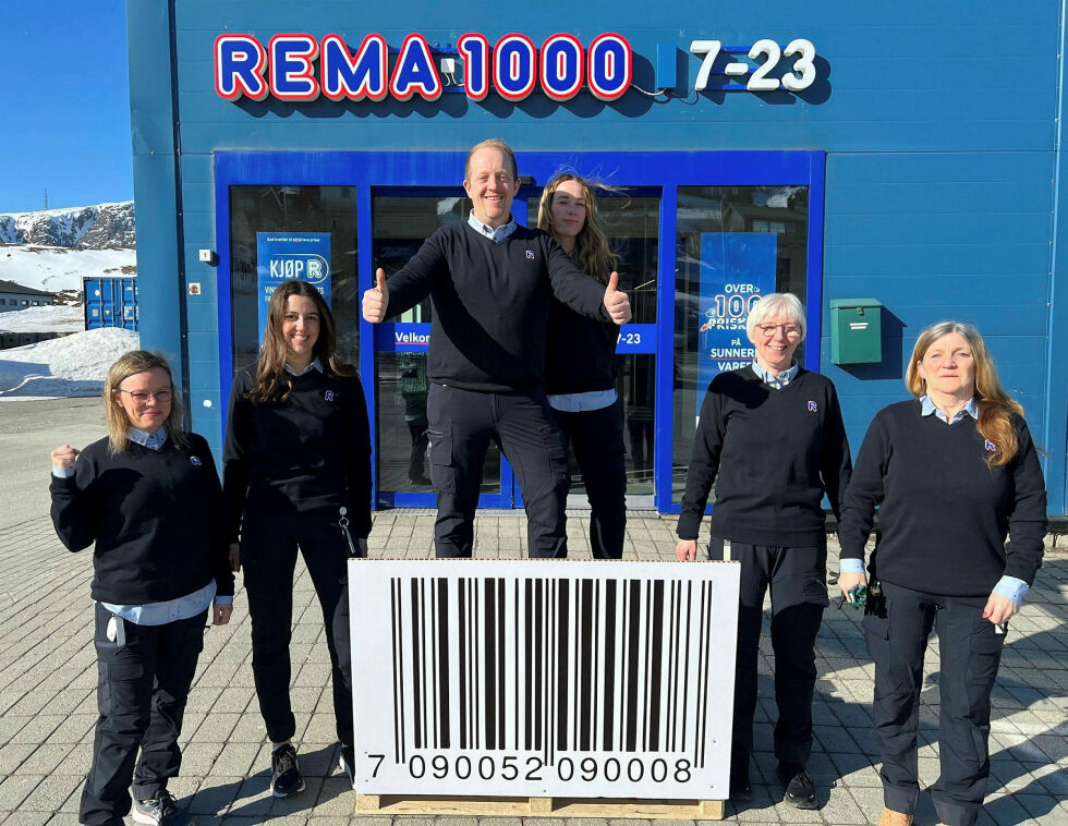 De ansatte ved Rema 1000 i Honningsvåg har stått på sent og tidlig siden 12. april for å gjøre nybutikken ferdig. Torsdag 18. april kunne de endelig juble for at butikken kunne åpnes. Fra venstre Ann Kristin Olsen, Norah Andersen, David Pettersen, Lena Ingebrigtsen, Hildegunn Bertheussen og Marith Sandmo.
 Foto: Privat
