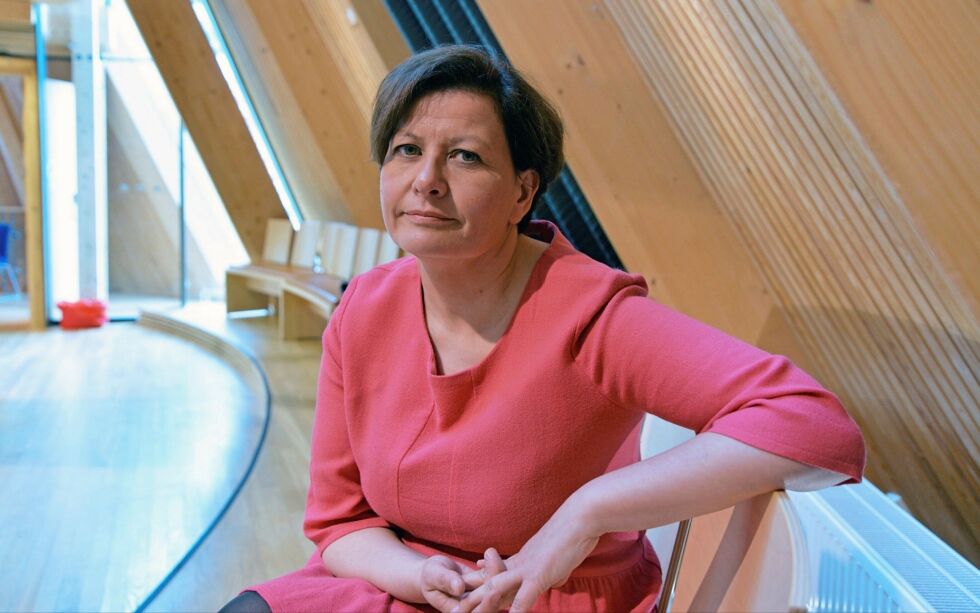 Tana-ordfører Helga Pedersen sier smittespredningen viser at man fortsatt må være nøye med smittevernreglene. – Dette er en påminnelse om at coronaen ikke er over, sier hun. Foto: Steinar Solaas