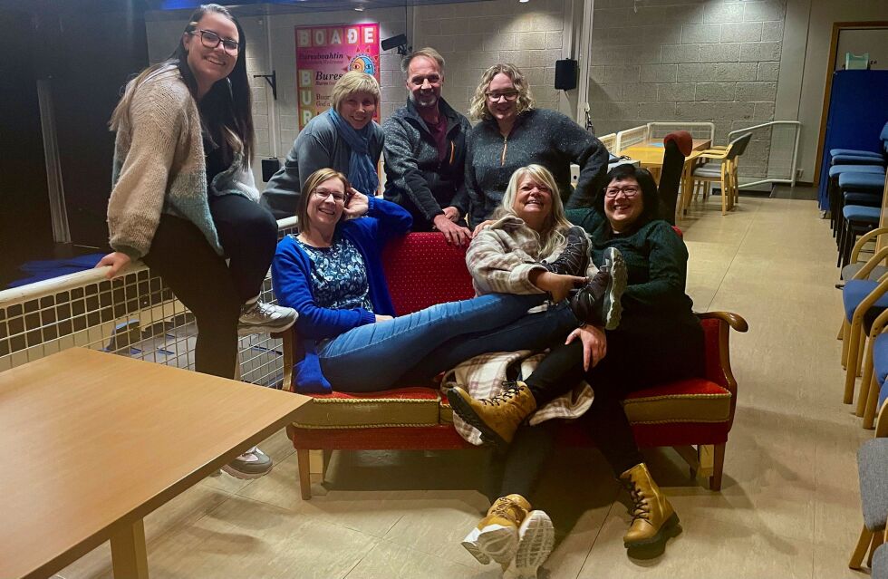 Iselin Daniloff Helander, Britt Elin Hætta Isaksen, Håkon Kjølås, Ane Tobiassen. I sofaen Randi Irene Pedersen, Kristin Herskedal og Eli Sabbasen er med i Vinterstøing, og gjengen ønsker hjertelig velkommen til å slå seg med i revylaget.
 Foto: Birgitte Wisur Olsen
