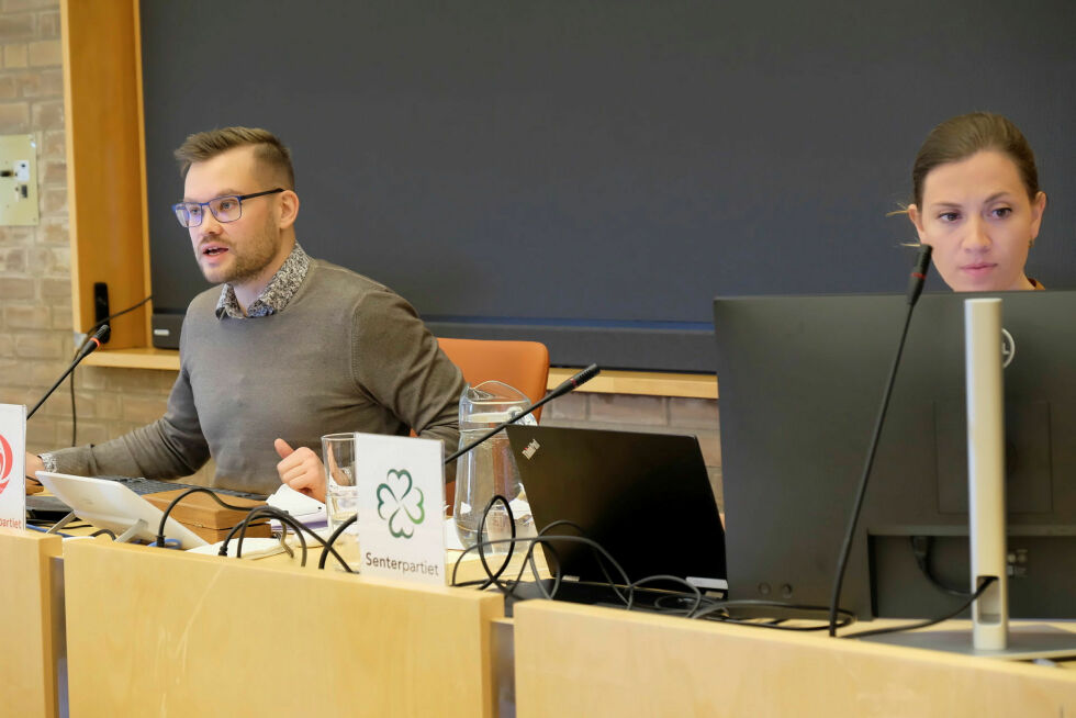 Fylkesordfører Tarjei Jensen Bech (Ap), her sammen med fylkesvaraordfører Rikke Håkstad (Sp), ønsket en presisering i forhold til møtegodtgjørelsen til fylkestingsrepresentantene.
 Foto: Bjørn Hildonen