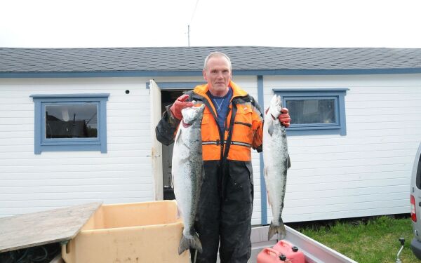 Grei start på laksefisket for Trond