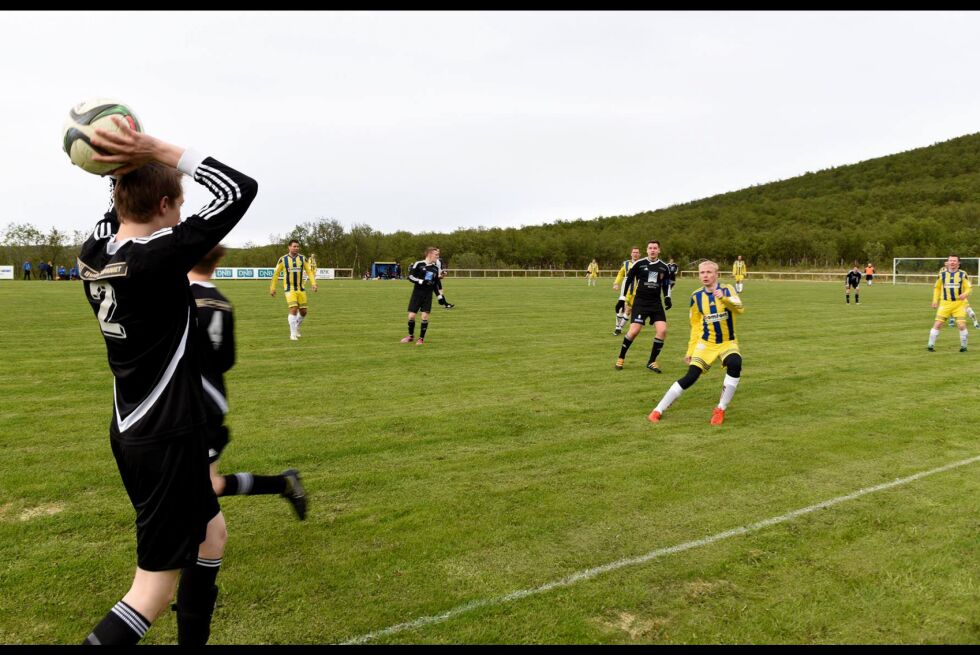 Isak G. Johansen med innkast. Han var en av de som sørget for fres i kampen.
 Foto: Martin Olsen