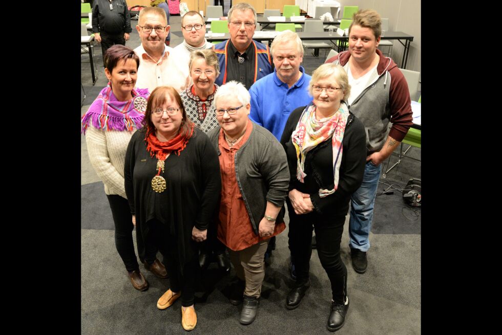 Her er det nye SFF-styret og et par varaer: Fremst Liv Slettli, Bjørg Bonk, Olea Storelv. I midten Yrja Hammer, Friedel Vonka, Ingvi Lutherson, Trond Ringstad. Bakerst Stein Are Olsen, Ole Reinås og Henrik Kolstrøm.
 Foto: Steinar Solaas