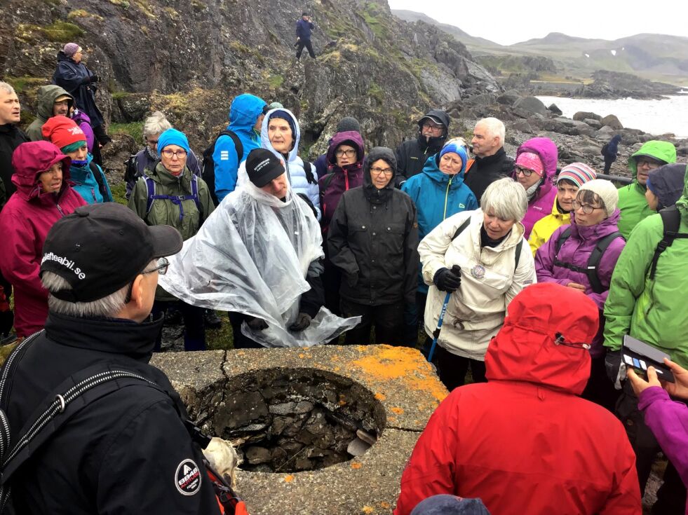 Bjørn Edvin Mathisen (65) fra Revsneshamn i regnkappe, beretter om russefangenes skjebne.
 Foto: Jan Tore Larsjord