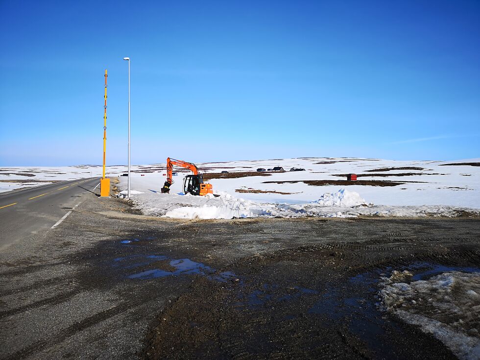 Det har vært flere kabelbrudd her i området ved Mehamnelv bru, nå sist i slutten av forrige måned. I løpet av høsten er en reserveløsning for kommunesenteret Mehamn på plass, slik at kabelbrudd ikke vil få så dramatiske følger som de gjør i dag. BEGGE Foto: erik brenli
 Foto: Erik Brenli