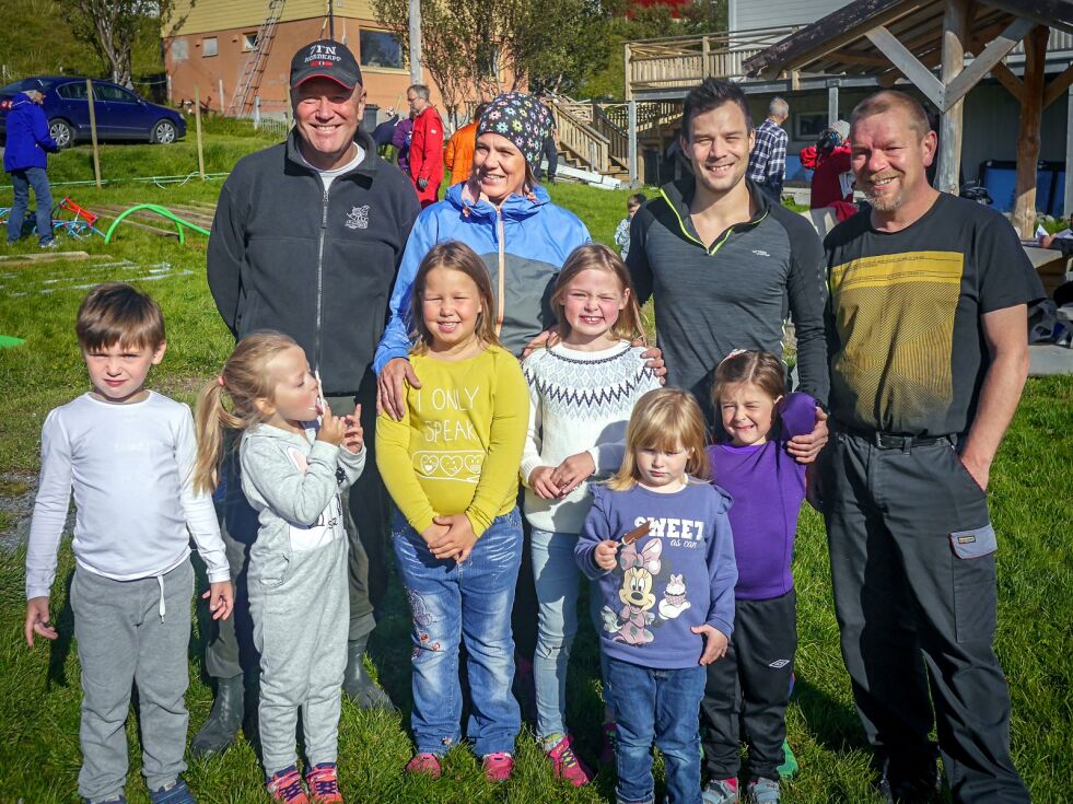 Rundt 30 skarsvåginger stilte på dugnad sist lørdag for å få etablert ny lekeplass i Skarsvåg. Blant dem var flere medlemmer av det nye styret i Skarsvåg bygdelag. Foran fra venstre styreleder Espen Sanna, Ruth Hansen, Ruben Alseth og Pål Hansen. Styret består i tillegg av Linda Pettersen og Toro Thomassen. Barna er fra venstre Petter Løkke Hansen (6), Elise Wøhni Jensen (5), Andrine Merethe Leistad (8), Emma Charlotte Løkke Hansen (8), Gabriella Johansen (5) og Maribel Alseth (5).
Foto: Geir Johansen